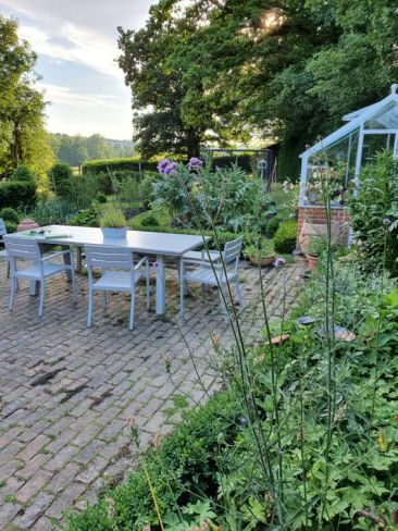 Unlocked gardens raise £££s for Greenfingers