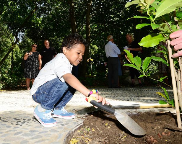 The ‘Let’s Explore’ Greenfingers garden opens at Richard House Children’s Hospice